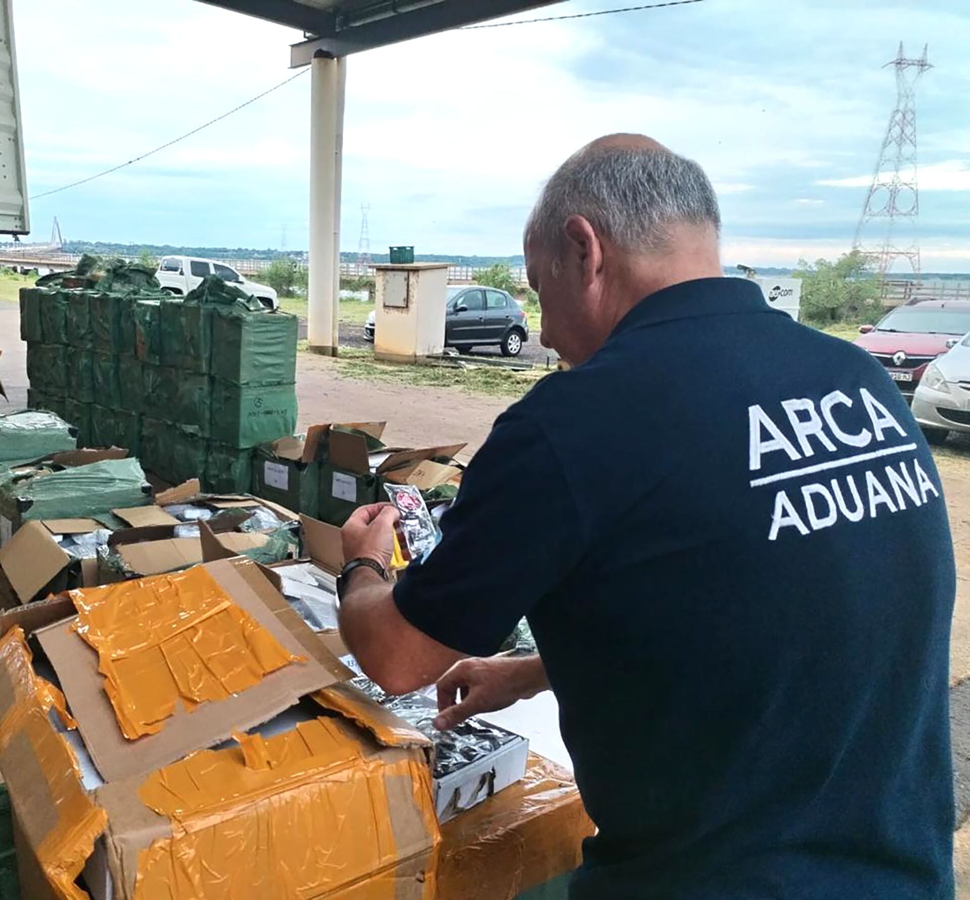 Un agente de la Aduana inspecciona parte de los 26 mil relojes falsos secuestrados, valuados en casi mil millones de pesos, en una operación contra el contrabando.