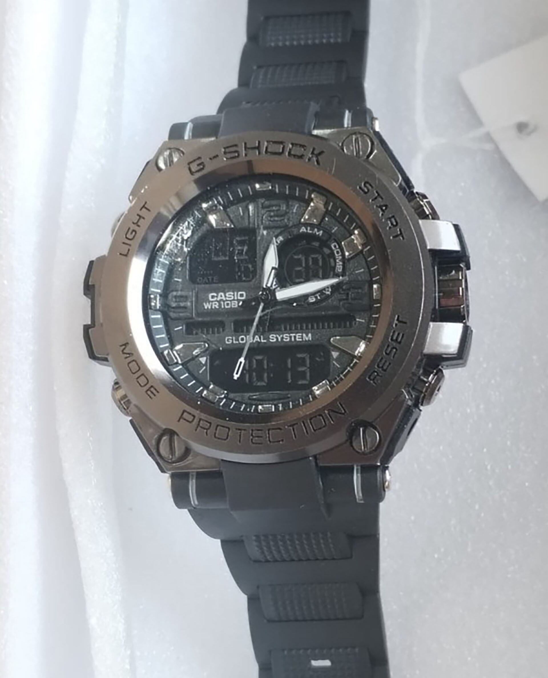 Un reloj falsificado, similar a los G-Shock, es parte del cargamento