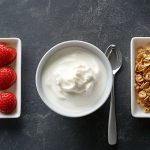 ¿Cereal con cuchara y tenedor? El “método” de un experto en protocolo genera debate en redes