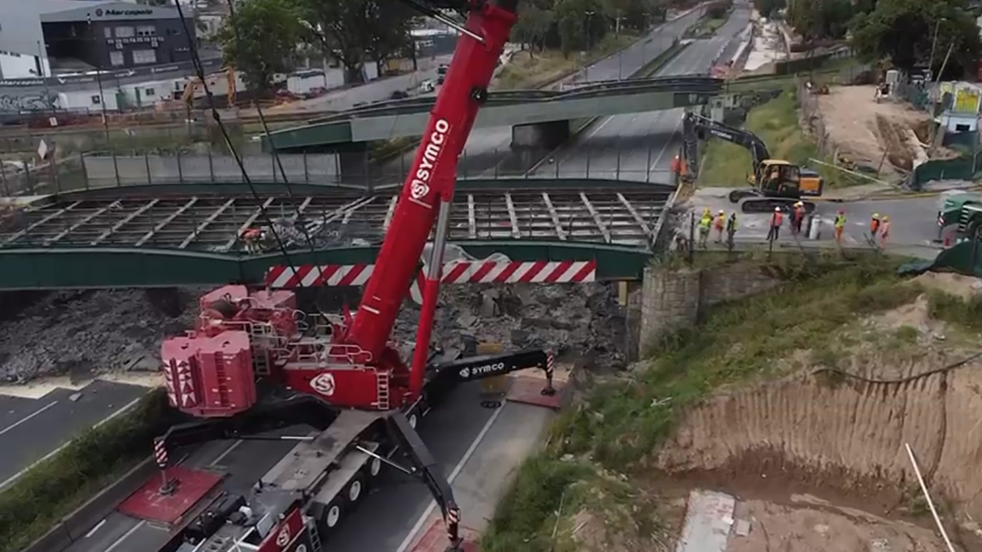 El montaje del puente ferroviario en la Autopista Dellepiane 