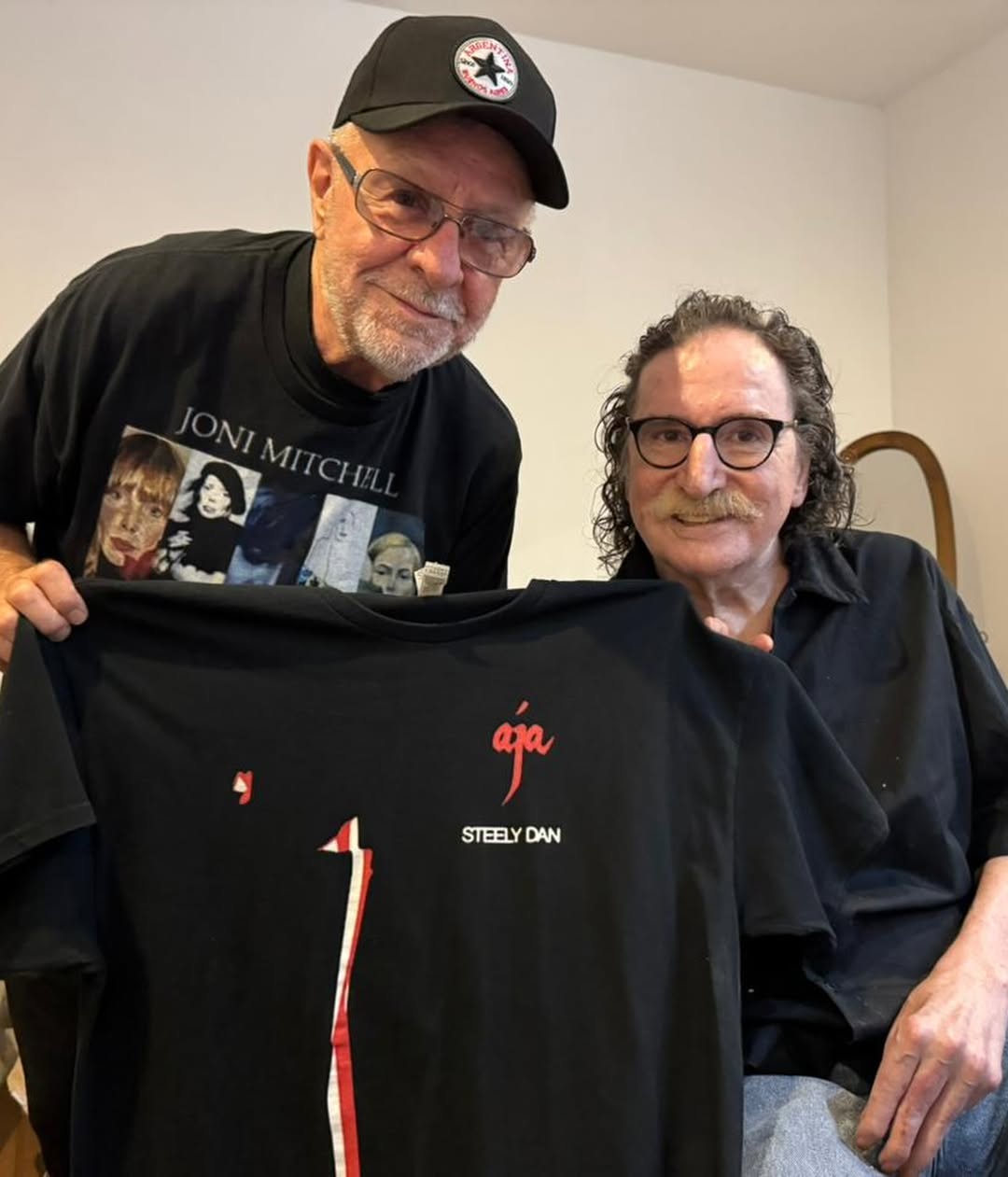 Amigos eternos (desde los '70), León le regaló a Charly una remera de Steely San, una de sus bandas favoritas 