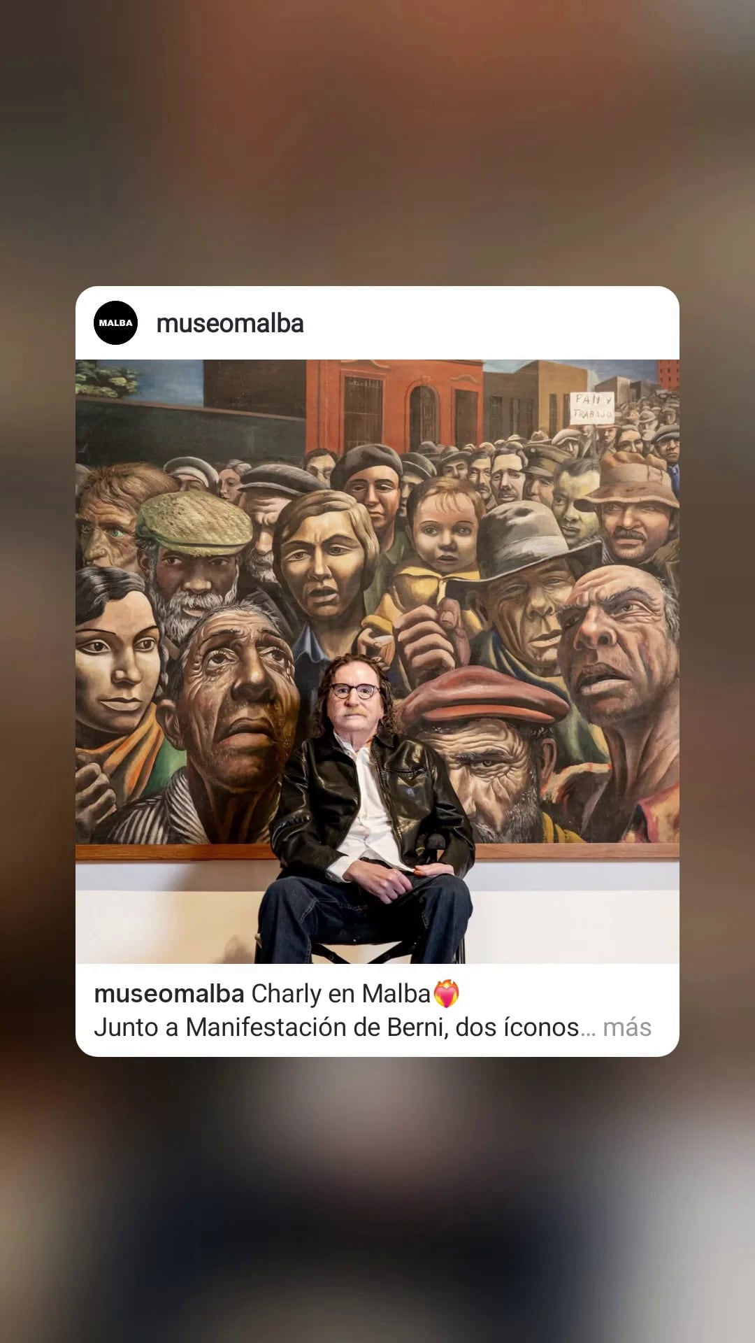 Chaly, en el Malba, posando junto a 