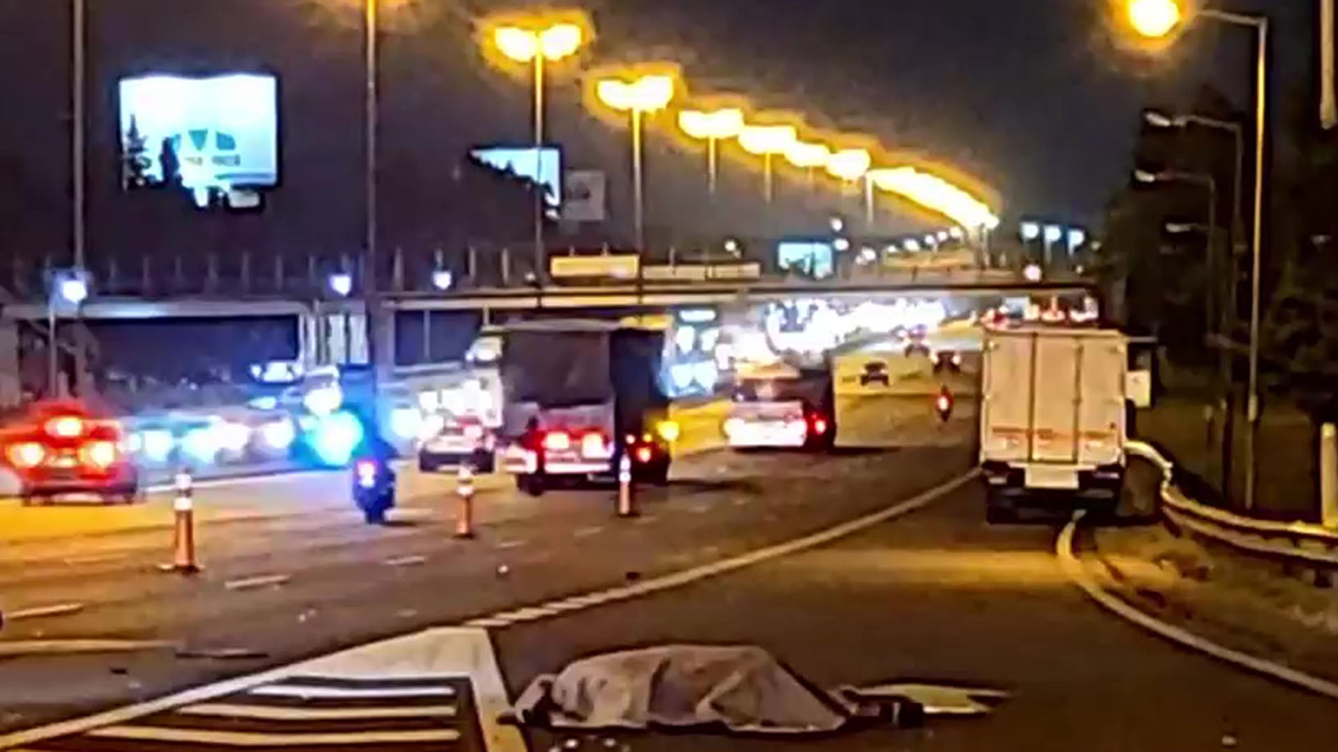 Choque fatal en Panamericana: un motociclista murió tras impactar contra un camión cuando quería acceder a la autopista