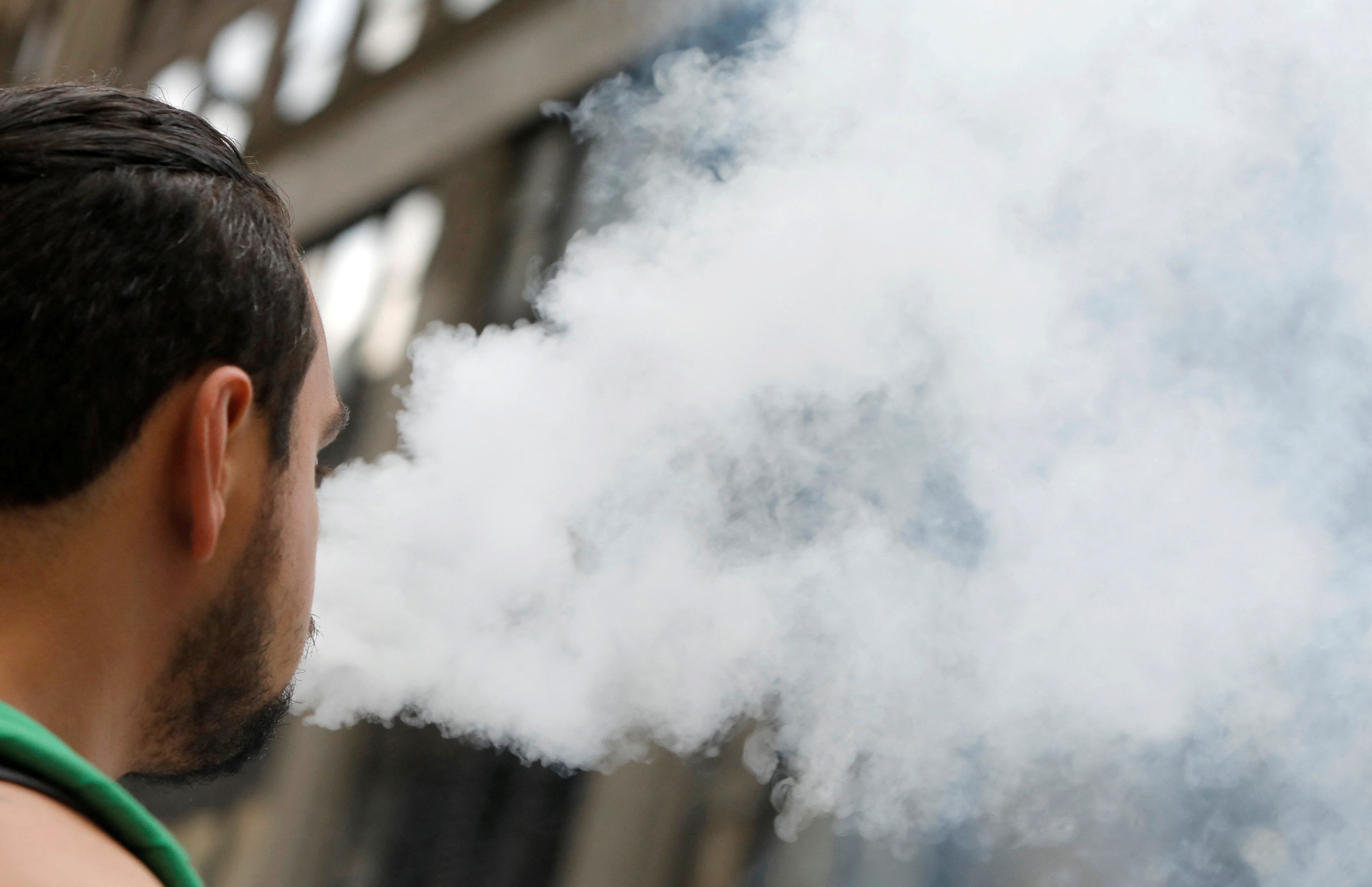 El estudio recomienda informar a la población sobre los riesgos del vapeo y reforzar la regulación de estos productos/Archivo REUTERS/Andrew Kelly/
