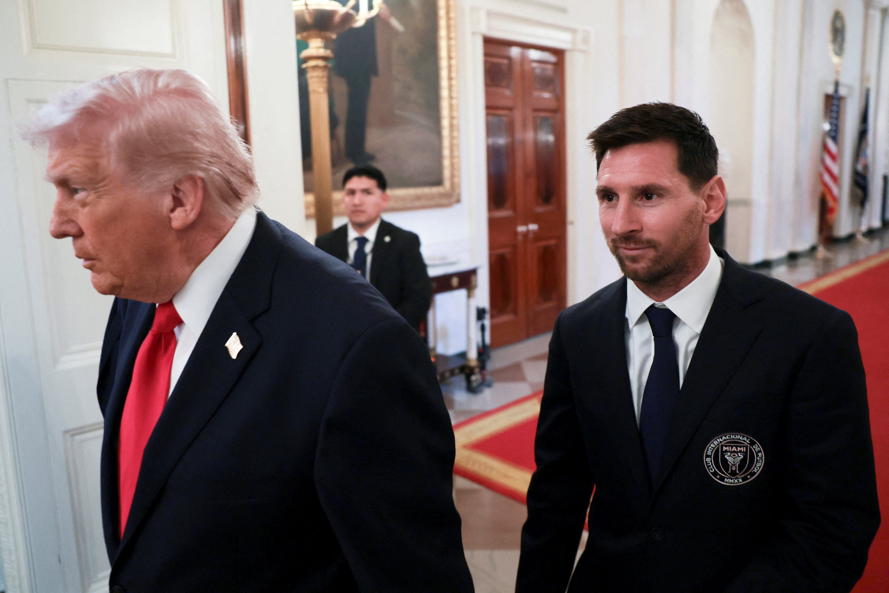 El presidente de Estados Unidos, Donald Trump, llega con el capitán del Inter Miami CF, Lionel Messi, el día en que rinde homenaje al vigente campeón de la Major League Soccer (MLS), los jugadores del Inter Miami CF, y a los directivos del equipo con un acto en la Sala Este de la Casa Blanca en Washington, D.C., Estados Unidos, el 5 de marzo de 2026. REUTERS/Jonathan Ernst