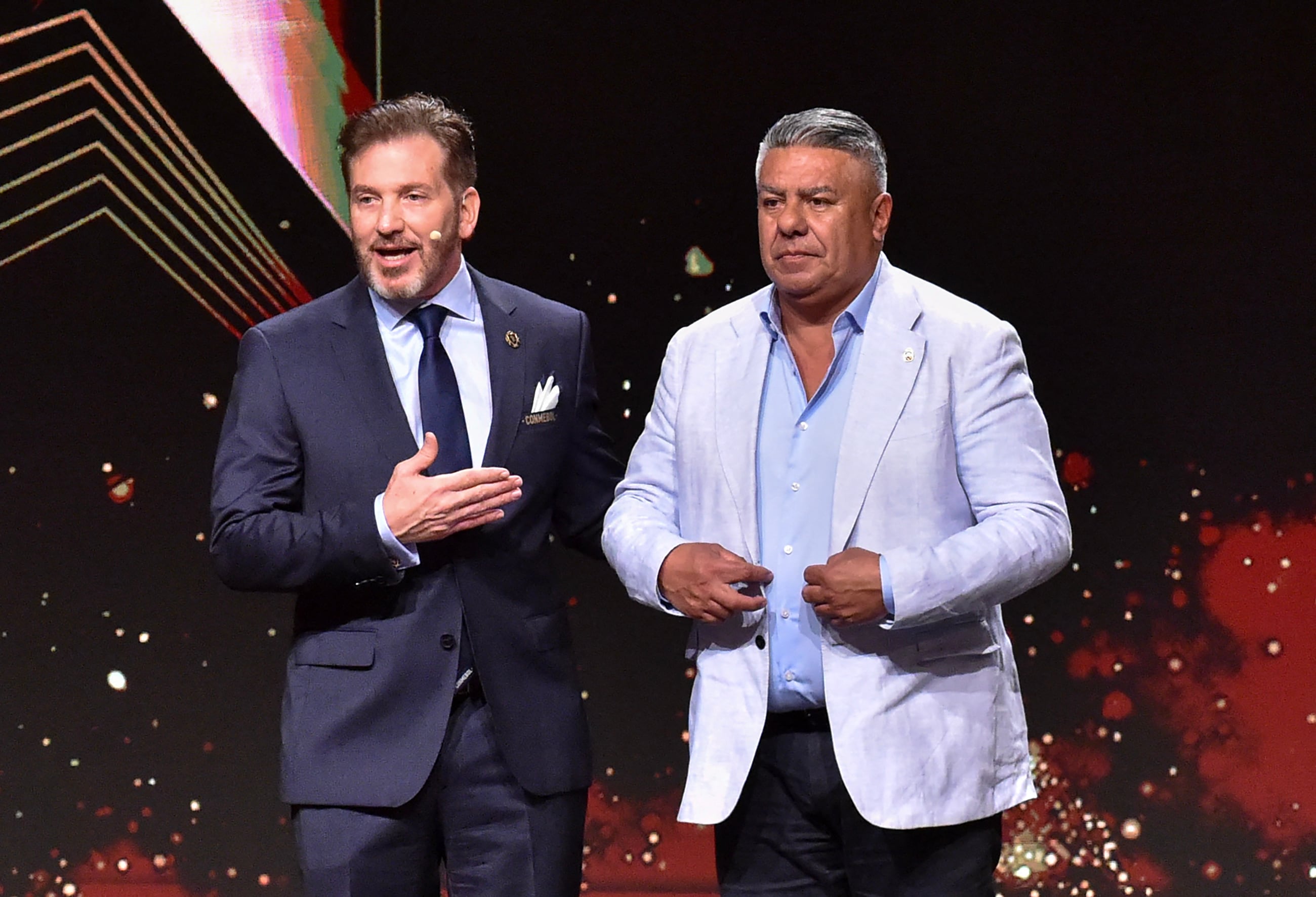 Alejandro Domínguez, presidente de la Conmebol, junto a su par de la AFA, Claudio Tapia (NORBERTO DUARTE / AFP)