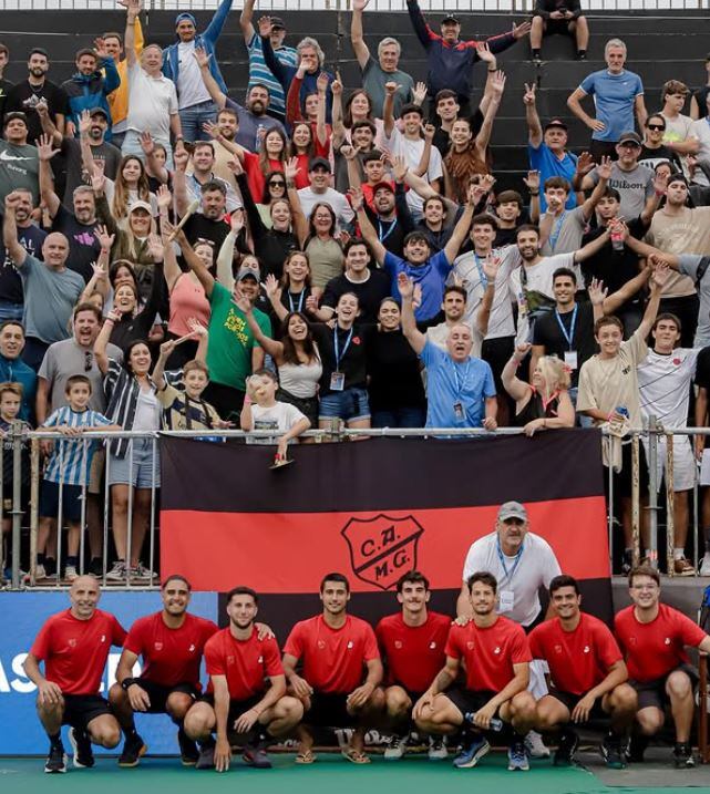El equipo de caballeros que llegó a cuartos en las Finales del Interclubes. Detrás, el aliento de la comunidad perteneciente al club (Fuente: Instagram / @camgtenis)