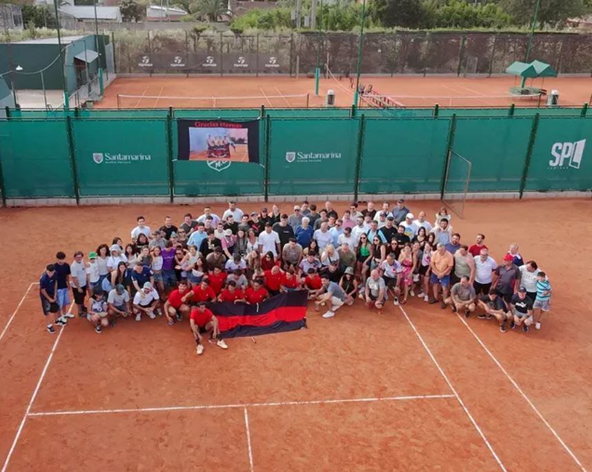 La familia rojinegra. El Club Atlético Monte Grande, un lugar donde se respira tenis (Fuente: Instagram / @camgtenis)