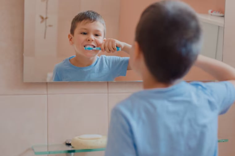 La supervisión profesional y la elección adecuada de productos fluorados resultan clave en la higiene dental infantil y familiar (Freepik)