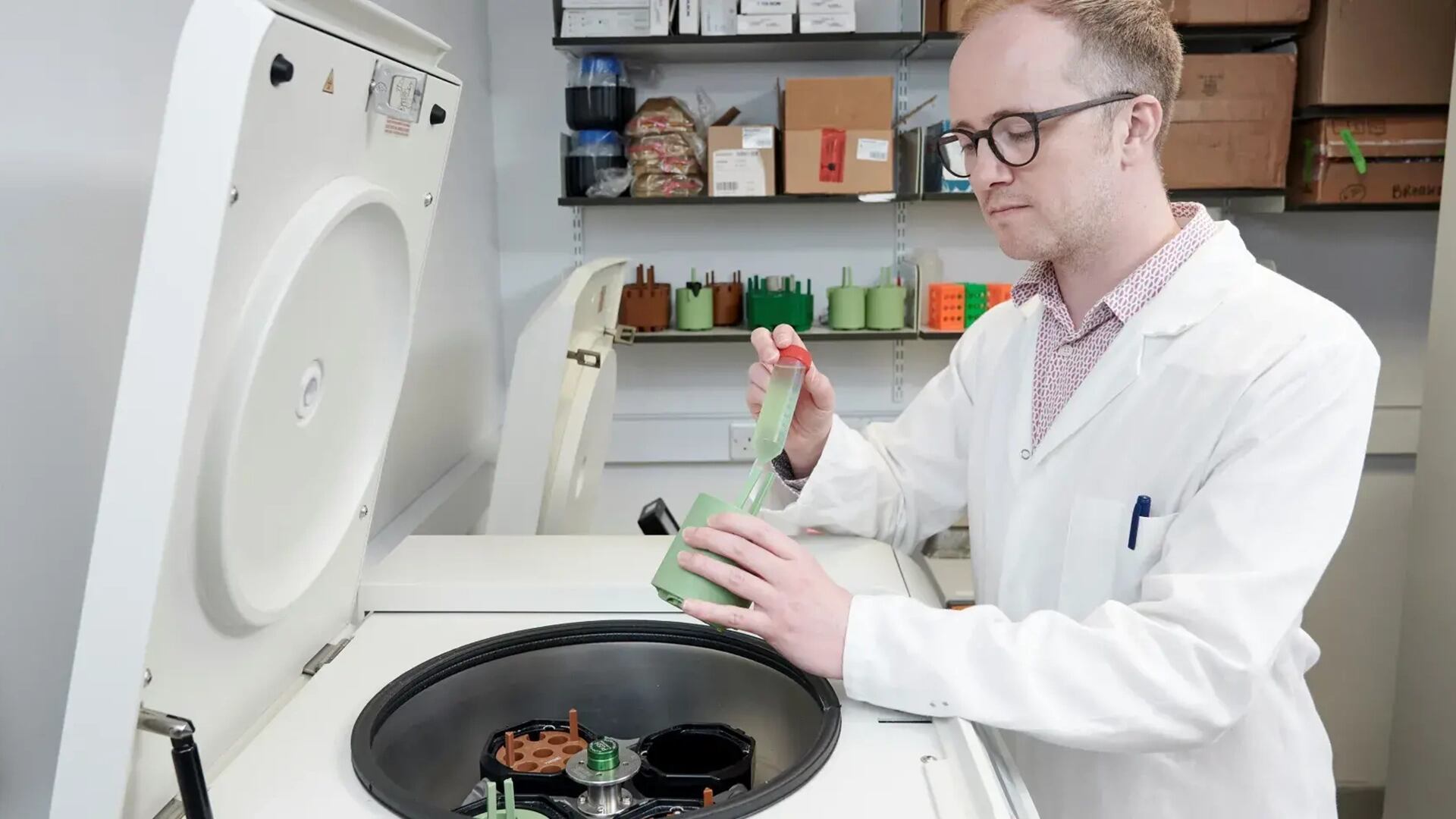 El equipo científico utiliza bacterias modificadas para convertir residuos plásticos comunes en L-DOPA, uno de los principales fármacos contra la enfermedad de Parkinson. Crédito Edinburgh Innovations