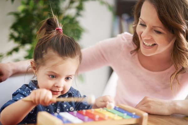 Cómo enseñar a los niños a manejar sus emociones: cinco claves para el desarrollo emocional