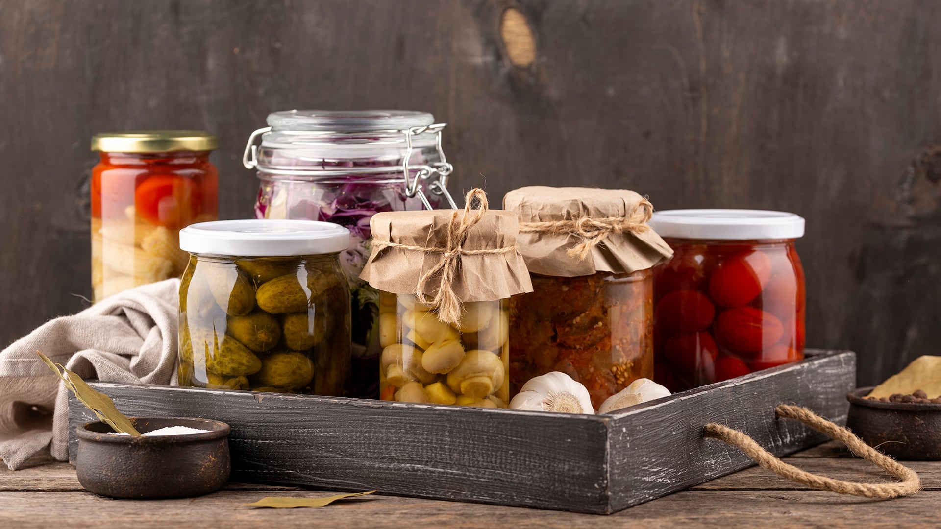 Tapas abombadas, burbujas o cambios de olor y color en los frascos son señales de alerta de posible contaminación (Freepik)