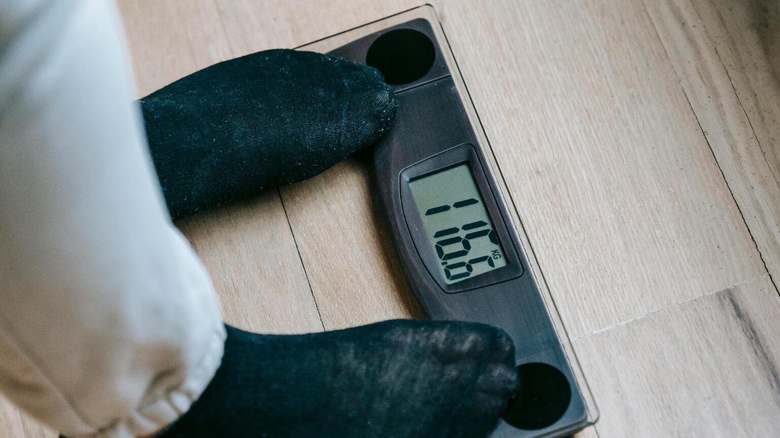 Durante las primeras semanas de nuevos hábitos saludables, factores como la retención de líquidos o el aumento de masa muscular pueden mantener estable el peso, sin que esto indique un fracaso en la pérdida de grasa. (Boston Scientific)