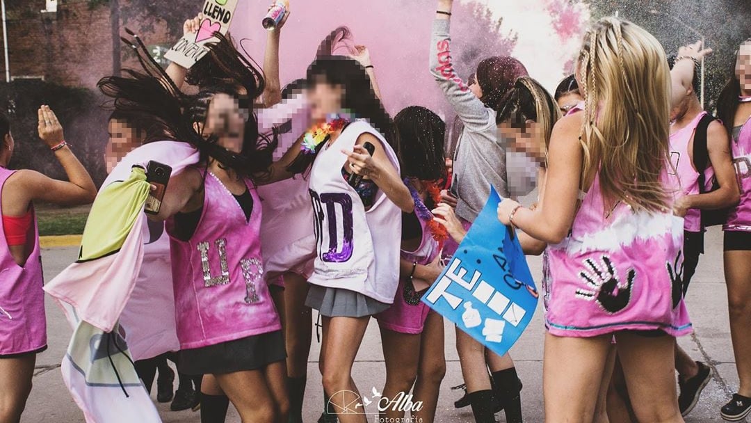 Alumnos de último año llegaron juntos al colegio, vistieron remeras personalizadas y compartieron desayunos con sus familias