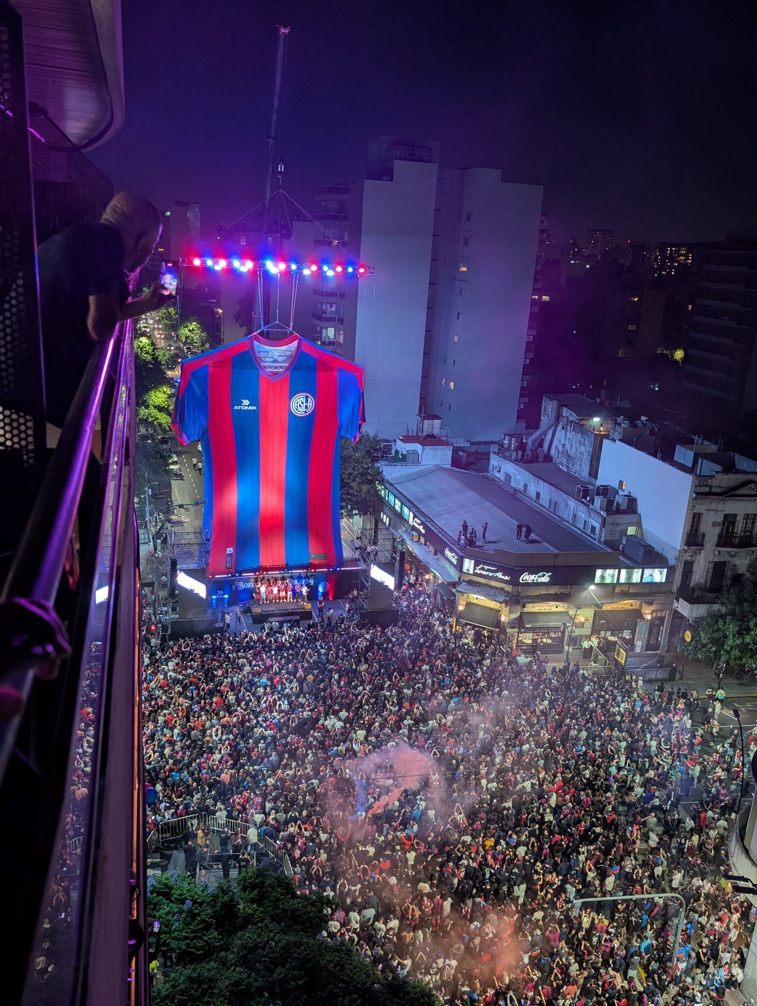 Con una camiseta gigante de 25 metros, así fue la presentación de la nueva indumentaria de San Lorenzo (@MarceCulotta)