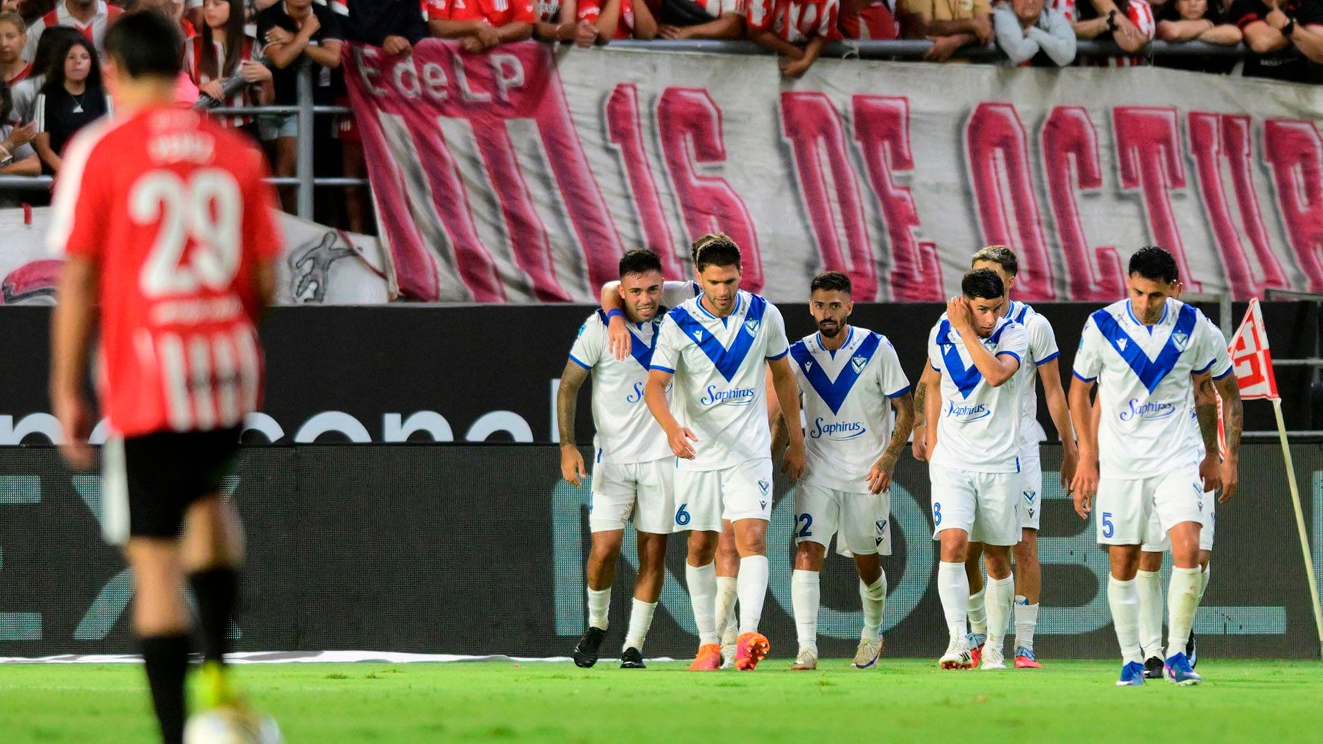 Vélez le ganó a Estudiantes en La Plata y se subió a la cima en soledad en la Zona A (FOTOBAIRES)