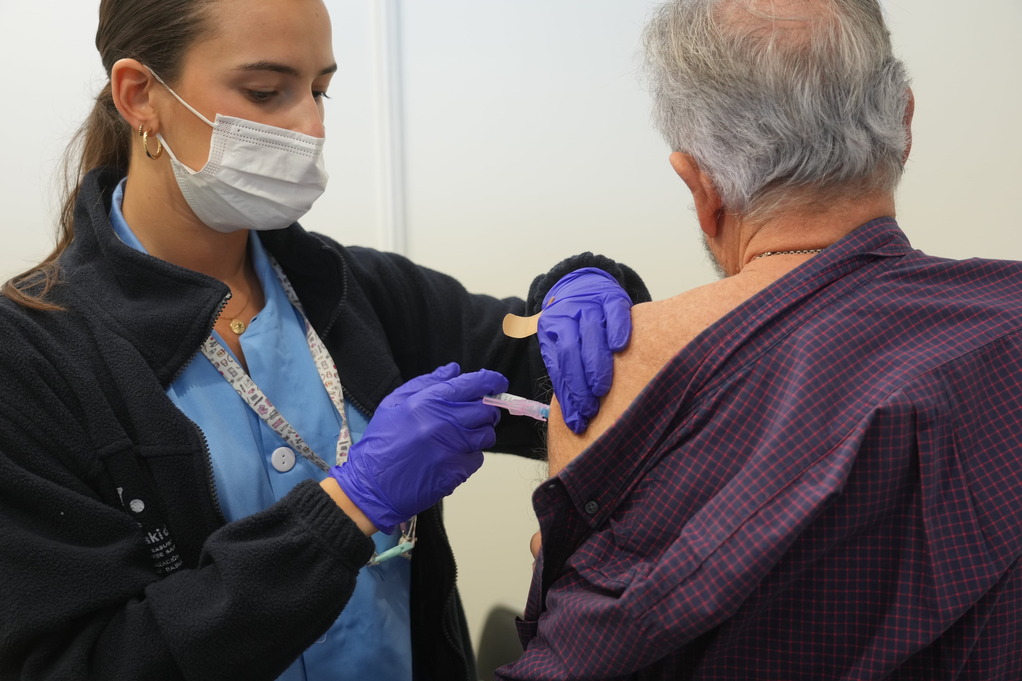 Asegurarse de estar al día con las vacunas contra las enfermedades más frecuentes (H.Bilbao / Europa Press)