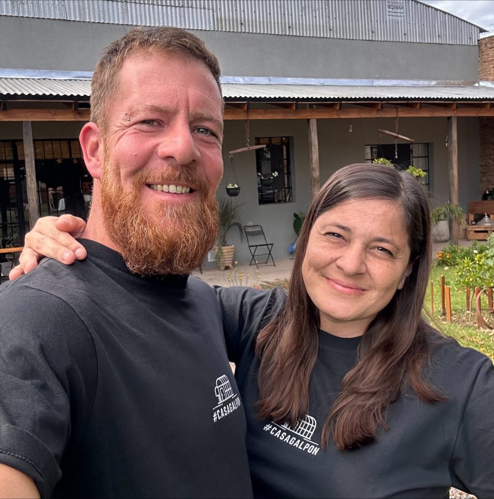 Construyeron su casa dentro de un galpón abandonado en un pueblo bonaerense y las fotos del antes y el después son furor en redes