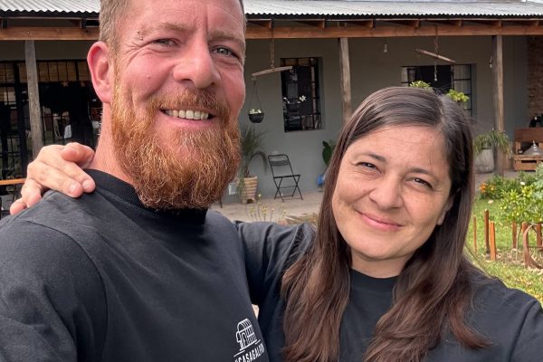Construyeron su casa dentro de un galpón abandonado en un pueblo bonaerense y las fotos del antes y el después son furor en redes