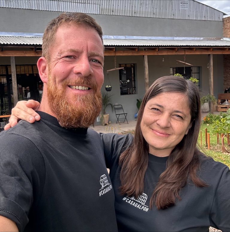 Construyeron su casa dentro de un galpón abandonado en un pueblo bonaerense y las fotos del antes y el después son furor en redes