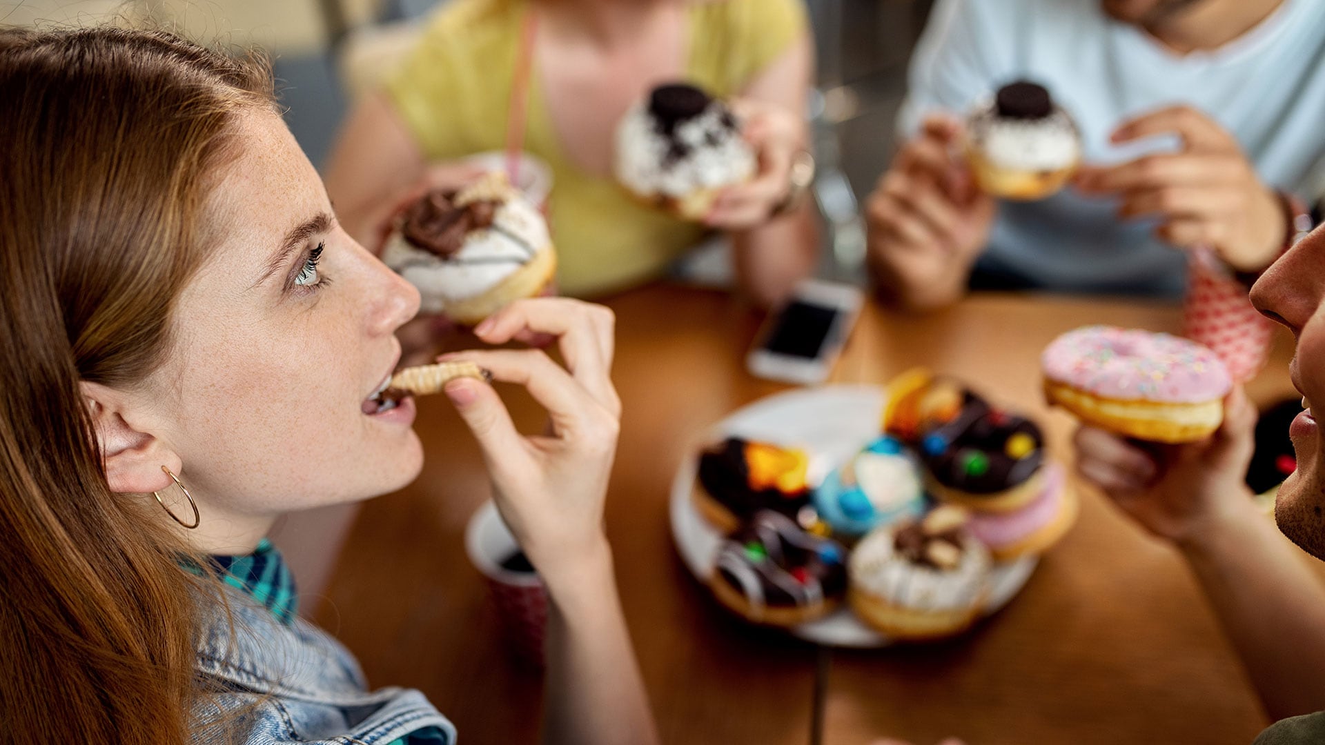 El consumo elevado de alimentos ultraprocesados se asoció con menor crecimiento embrionario y volumen del saco vitelino en embarazos analizados en Países Bajos (Freepik)