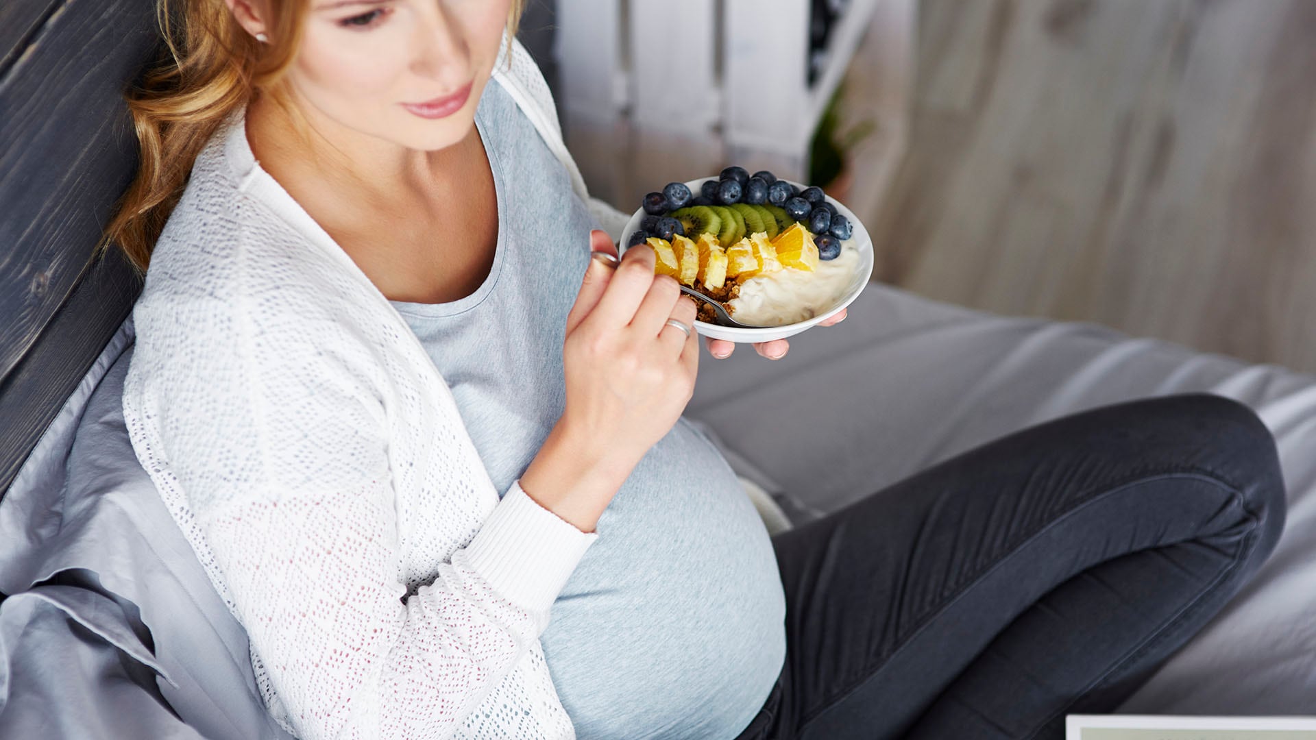 Los autores recomiendan reducir el consumo de ultraprocesados antes de la concepción y durante el embarazo (Freepik)