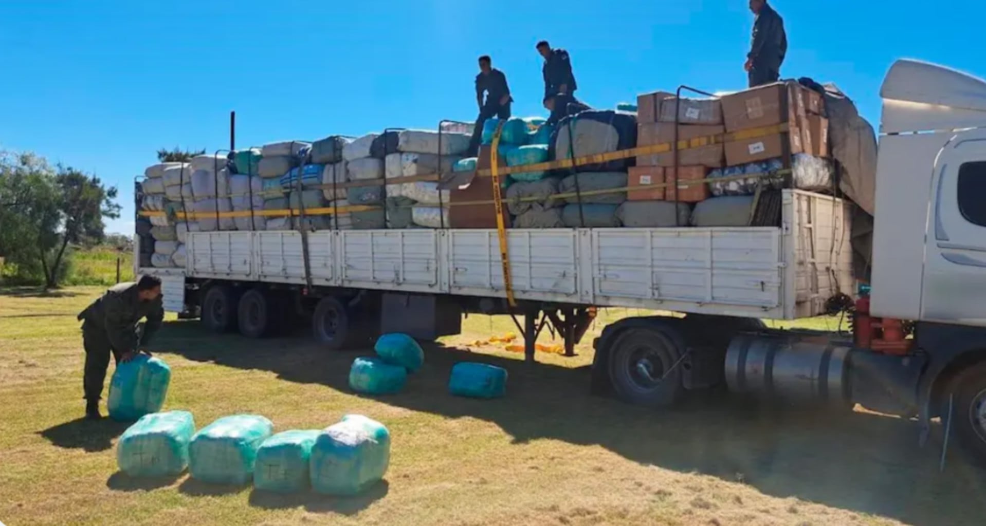 Efectivos de Gendarmería Nacional realizan la incautación de un camión con un gran cargamento de ropa de contrabando durante un operativo en la provincia de Córdoba (GNA)