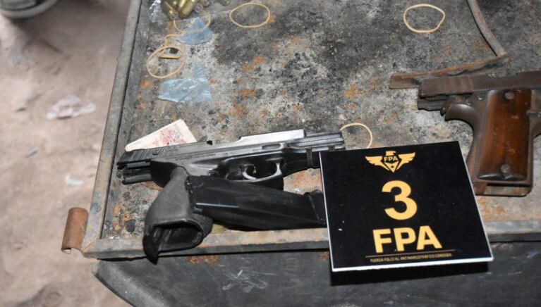 También secuestraron varias armas