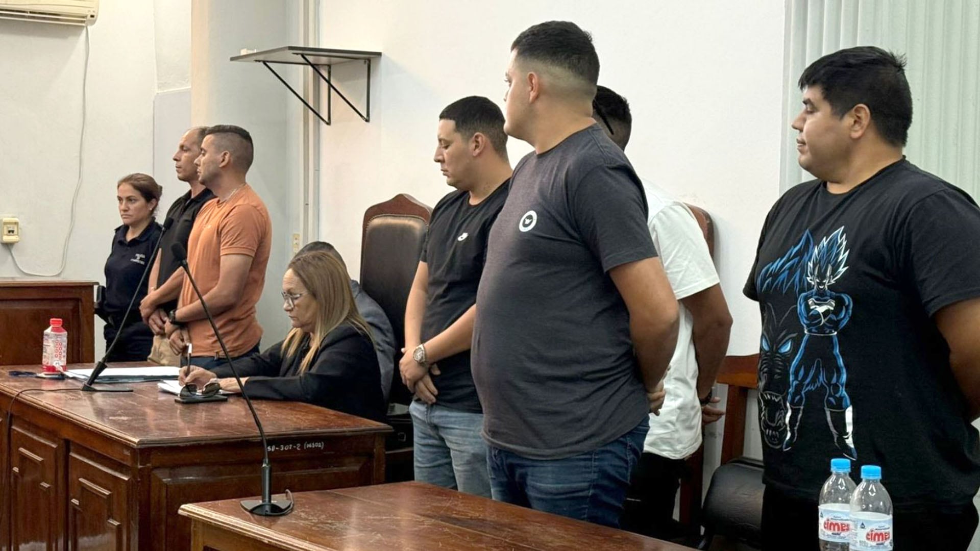 Oficiales de policía permanecen de pie en la sala del tribunal durante el juicio donde fueron condenados por la muerte de Lautaro Rosé en Corrientes. (juscorrientes.gov.ar)