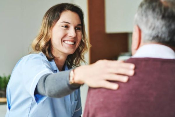Crece la demanda de cuidados para adultos mayores y lanzan una plataforma que conecta familias con cuidadores