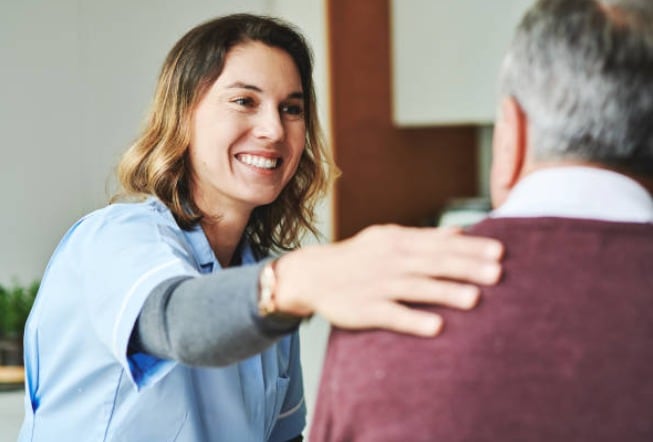 Crece la demanda de cuidados para adultos mayores y lanzan una plataforma que conecta familias con cuidadores