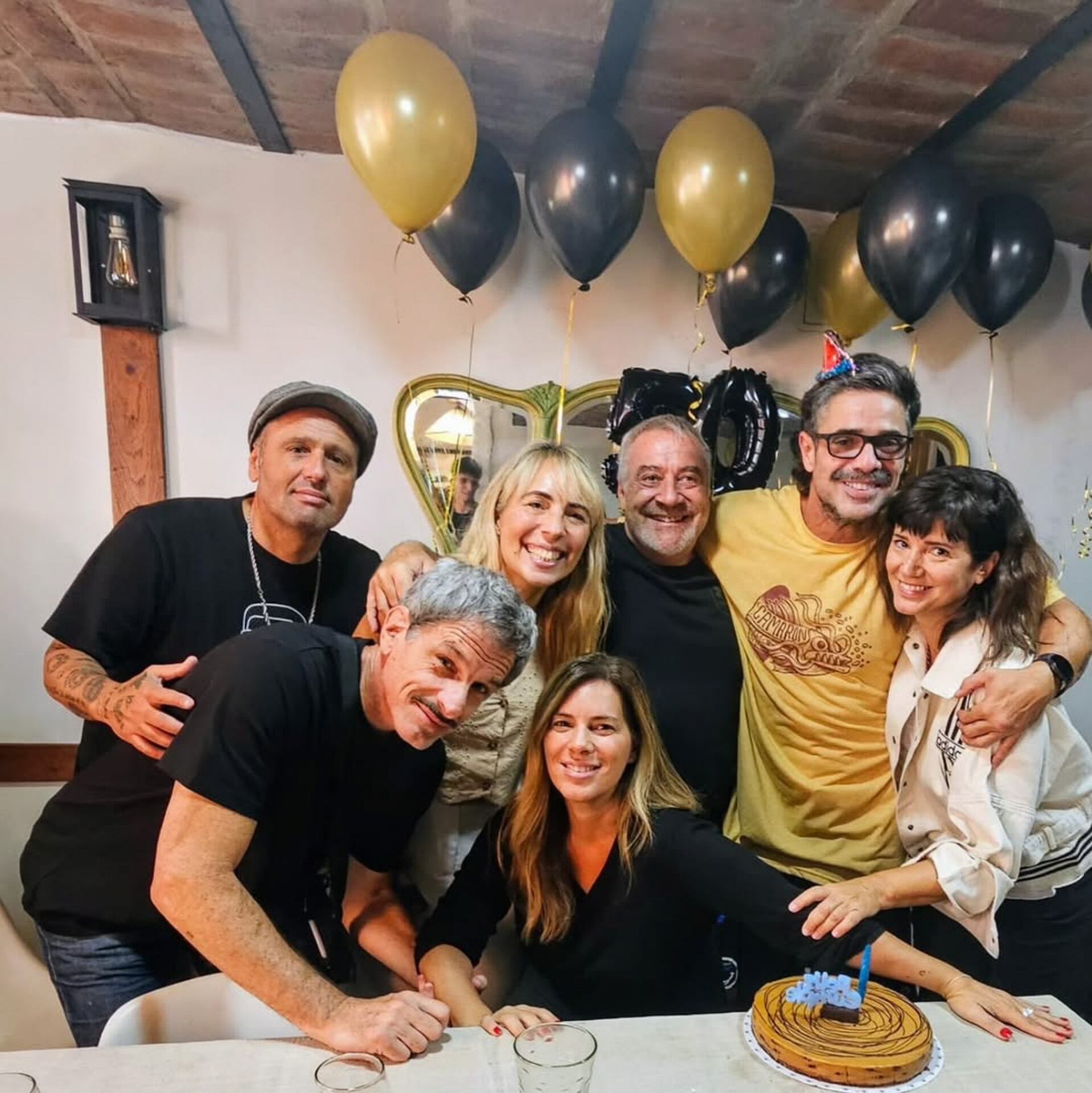 El festejo del cumpleaños número 50 de Luciano Castro reunió a su pareja Griselda Siciliani, hijos y amigos del ámbito artístico