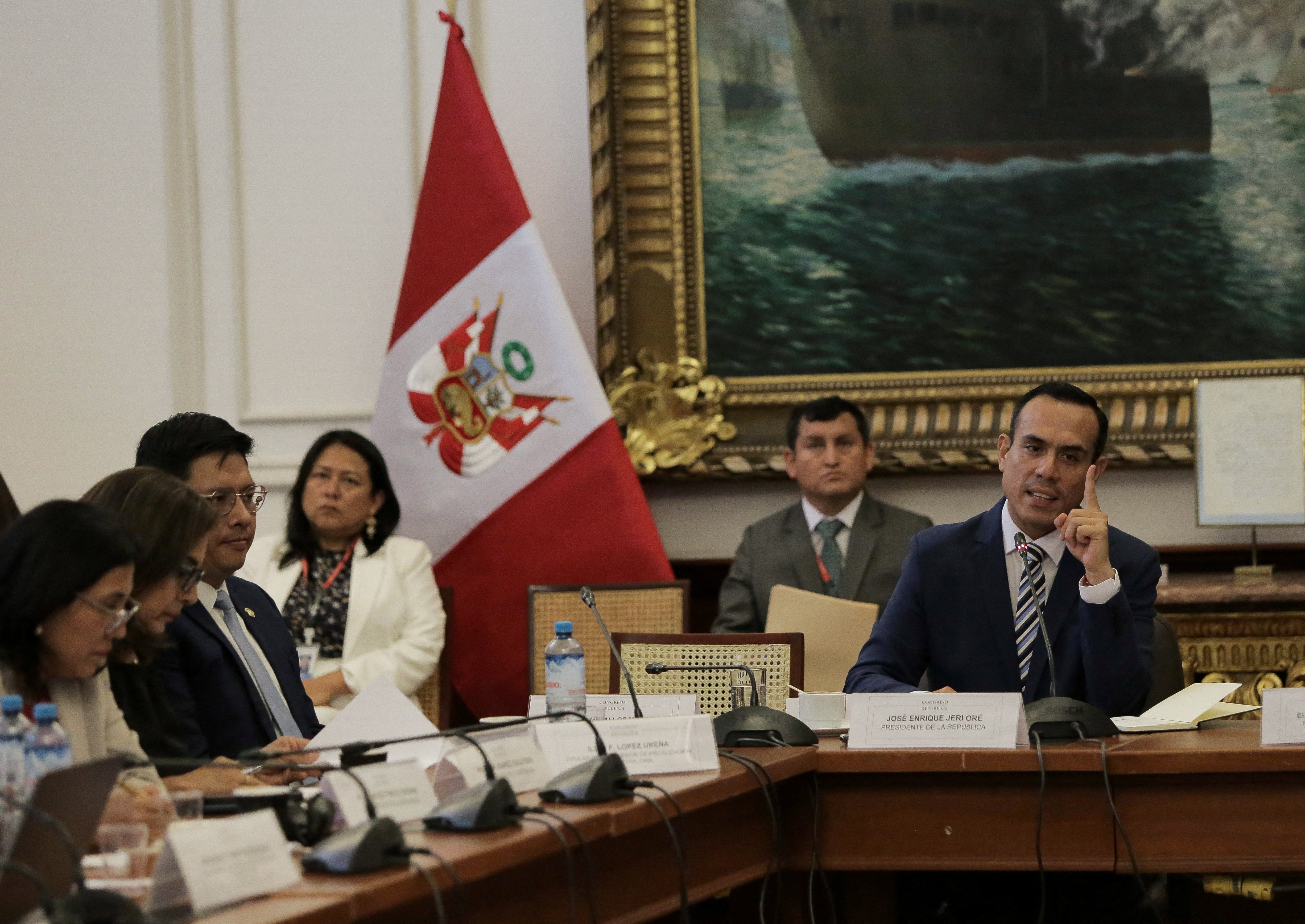 El presidente peruano, José Jeri, hace un gesto mientras testifica ante un comité del Congreso para abordar reuniones no reveladas con un empresario chino, un caso que ha intensificado el escrutinio sobre la transparencia y la rendición de cuentas de su gobierno, en Lima, Perú, el 21 de enero de 2026. REUTERS/Gerardo Marin