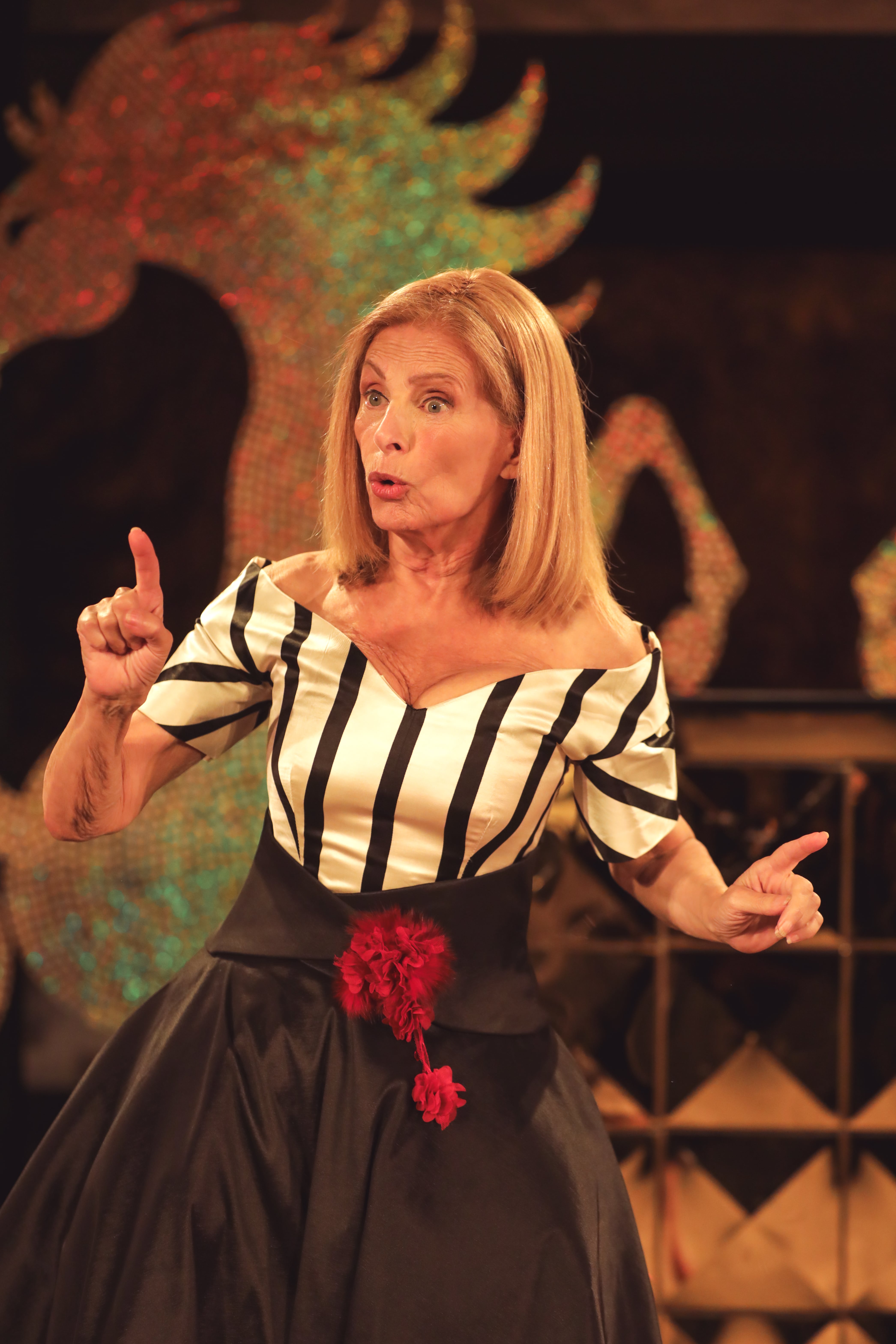 Cristina Alberó durante su monólogo de Doradas, dirigida y escrita por José María Muscari (Crédito: Mauricio Cáceres-Teatro Nacional Cervantes)