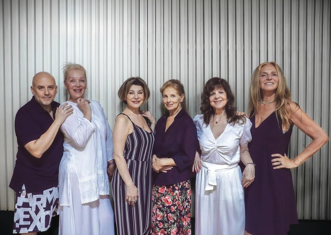 José María Muscari con el elenco de Doradas: Judith Gabbani, Carolina Papaleo, Cristina Alberó, Marta Albertini y Ginette Reynal (Instagram)