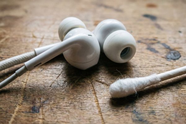 Cuál es el error común que se comete al usar auriculares y cómo impacta en la salud