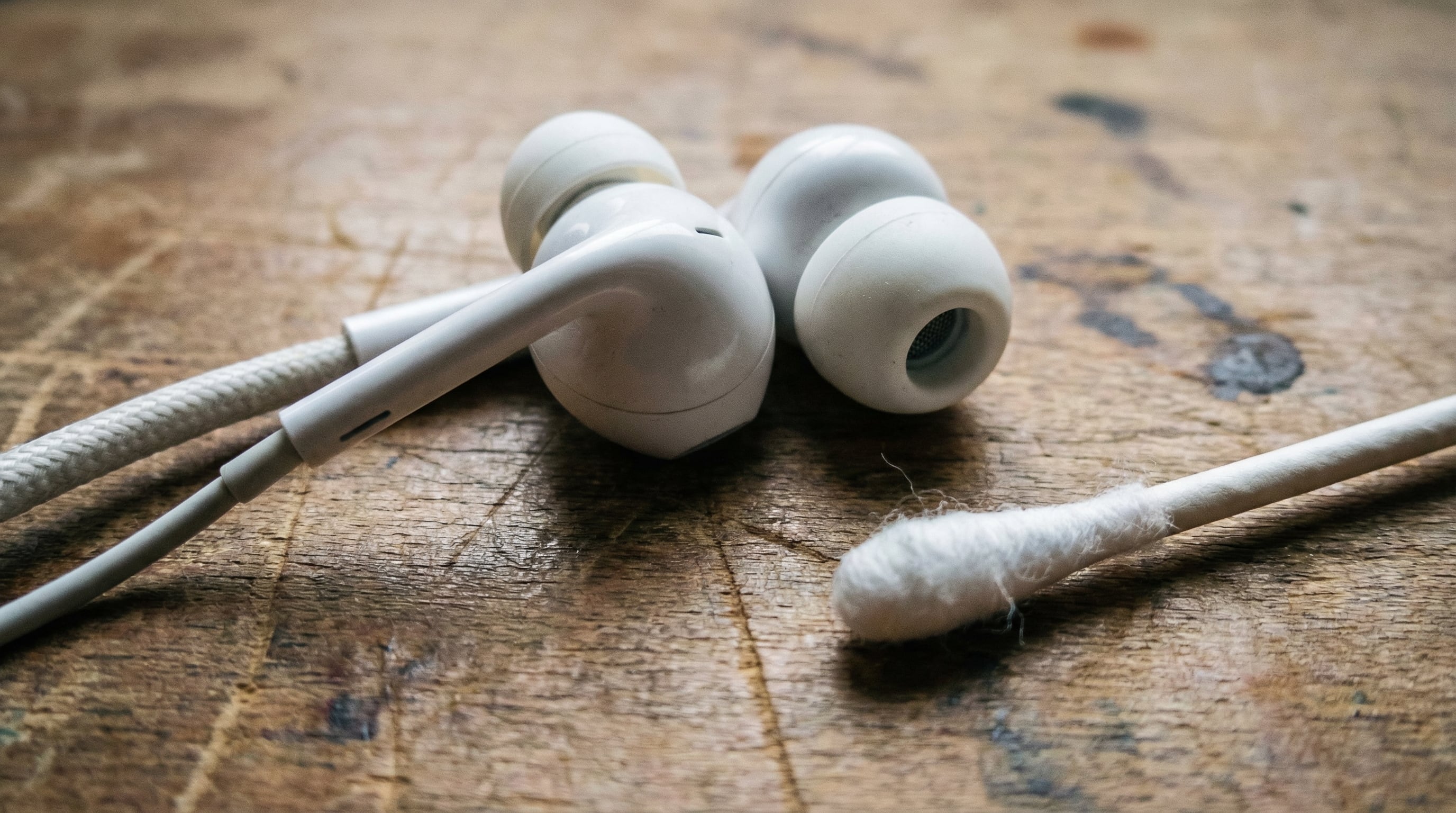 Una correcta limpieza semanal de auriculares, siguiendo las instrucciones del fabricante, previene complicaciones en los oídos (Imagen Ilustrativa Infobae)