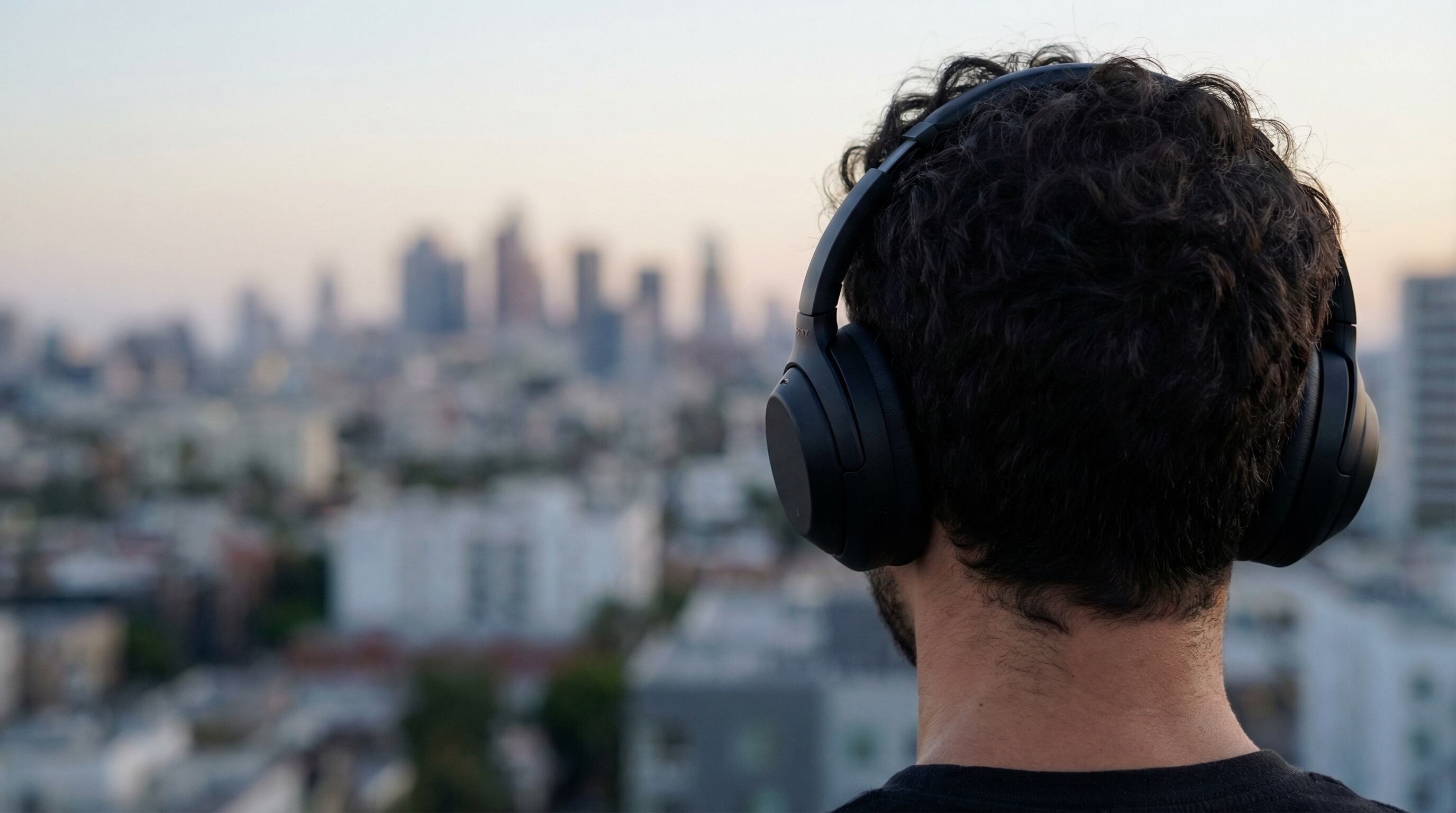 El uso continuo de auriculares puede bloquear la autolimpieza natural del oído y afectar la calidad del sonido (Imagen Ilustrativa Infobae)