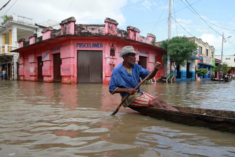 El río Magdalena sufre por la deforestación y la contaminación, lo que afecta su agua y a quienes viven a su lado (REUTERS/Joaquín Sarmiento)