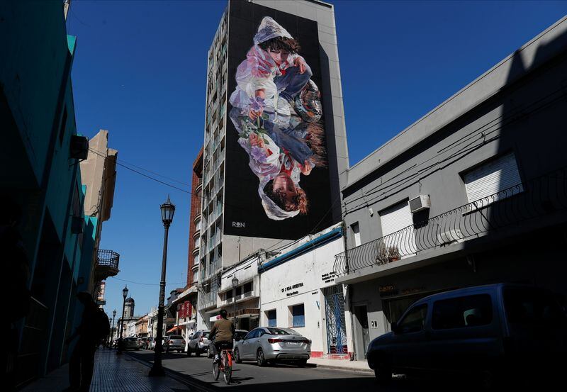 El artista argentino Martín Ron hizo un mural sobre la histórica bajante del río Paraná, en San Nicolás, Argentina, el 16 de septiembre de 2021/Archivo REUTERS/Agustin Marcarian