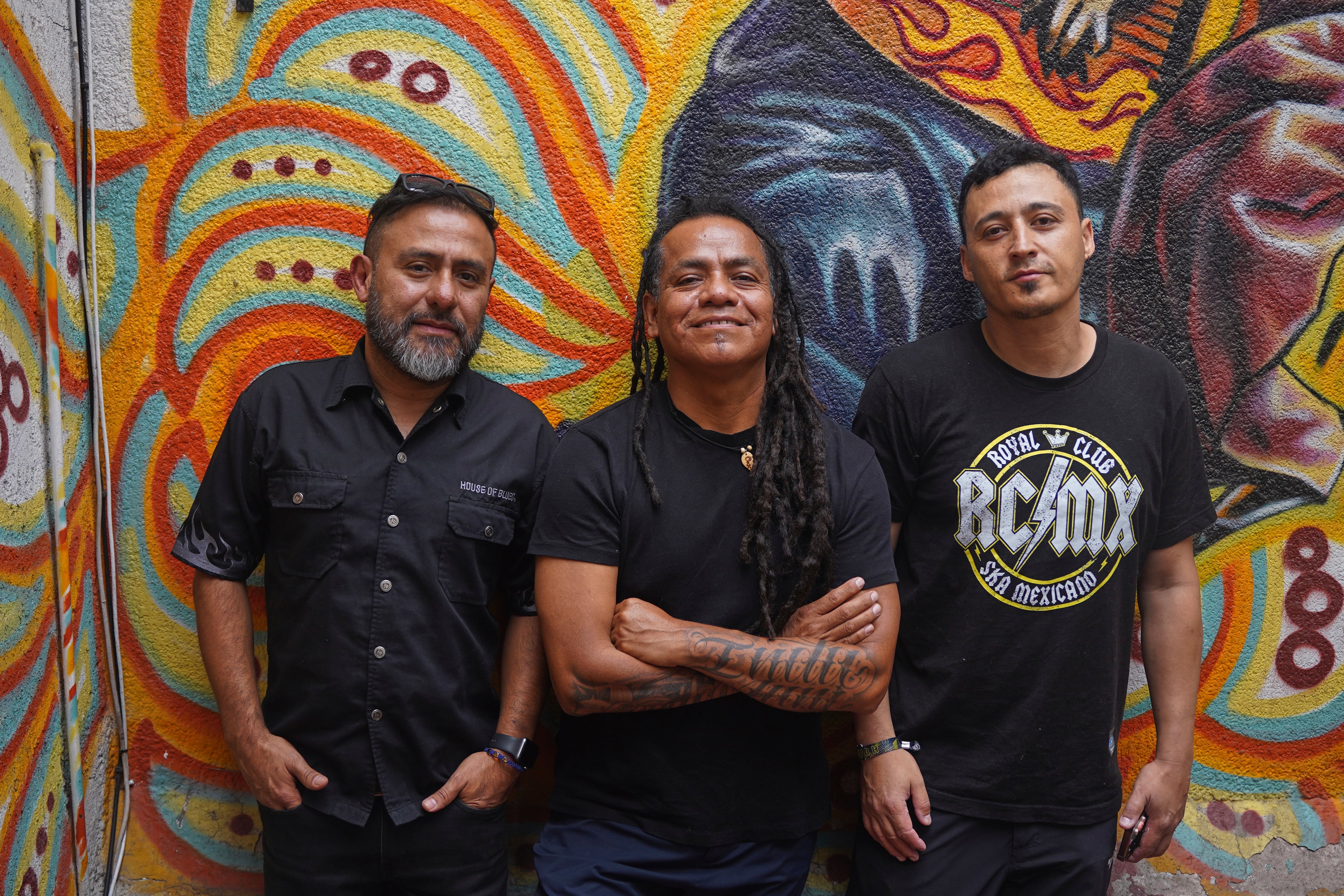 El tecladista Felipe Bustamante, a la izquierda, el percusionista Tanis, al centro, y el saxofonista Missael Oseguera de Panteón Rococó. Ciudad de México, septiembre de 2025 (Foto AP/Jon Orbach)