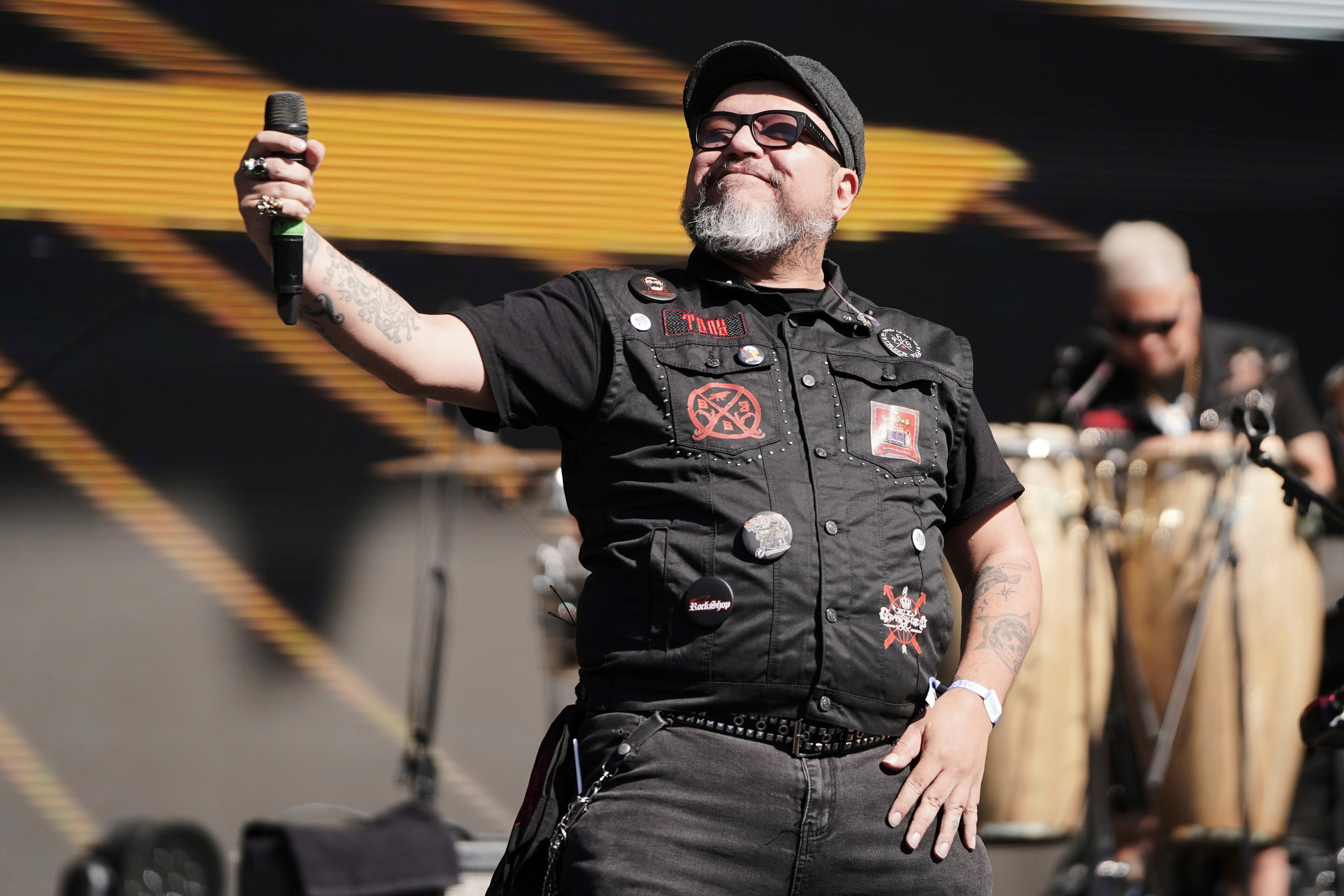 Tony Hernández de la banda mexicana El Gran Silencio durante su presentación en la 25ª edición del festival de música Vive Latino en la Ciudad de México, en marzo de 2025 (Foto AP/Aurea Del Rosario)