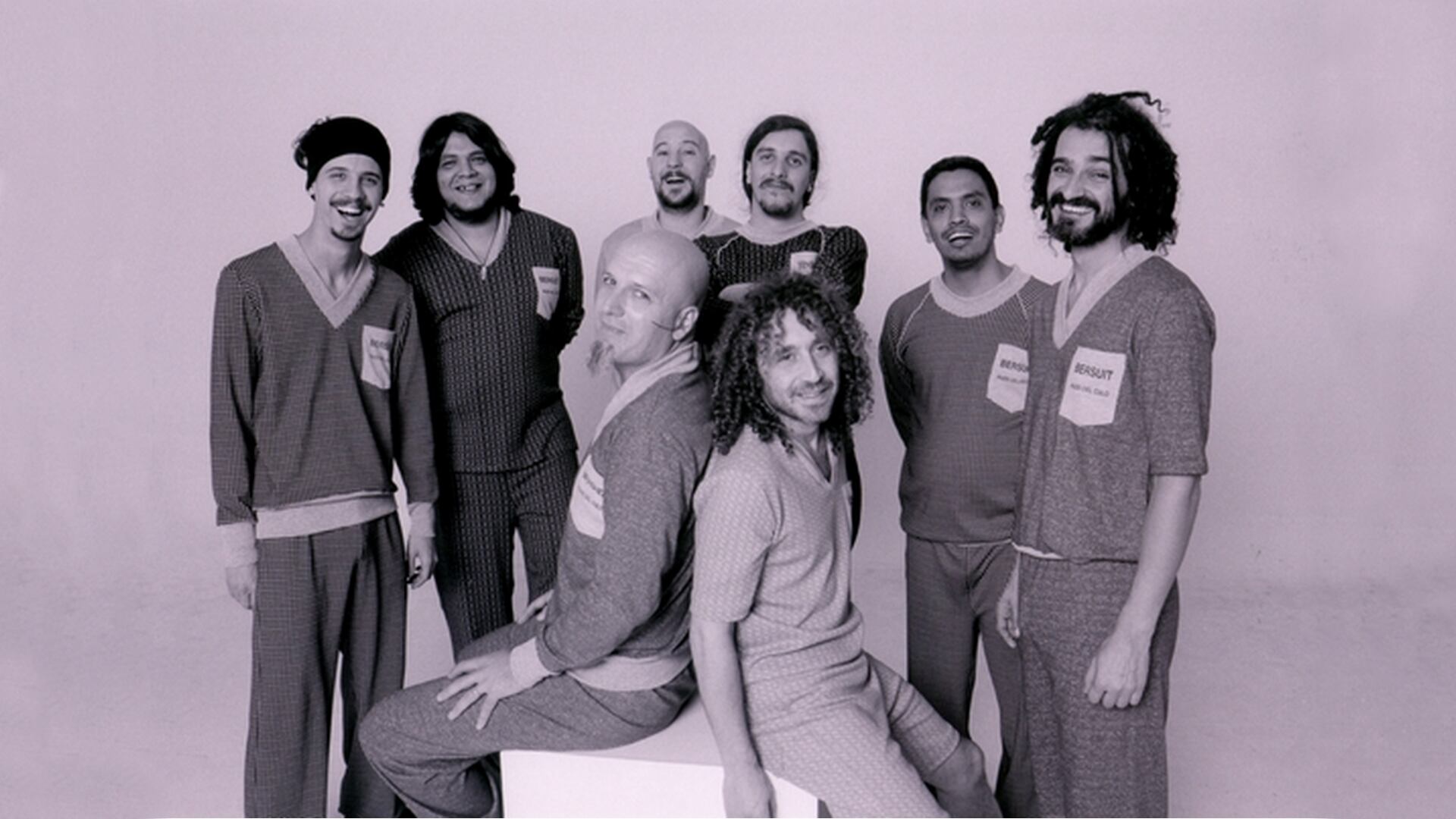 La formación clásica de Bersuit Vergarabat y el inconfundible atuendo de pijamas