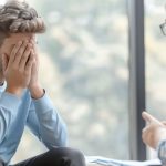 Cuando los hijos adultos no se van de la casa: qué es el síndrome del nido lleno y cómo abordarlo