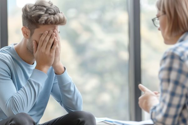 Cuando los hijos adultos no se van de la casa: qué es el síndrome del nido lleno y cómo abordarlo