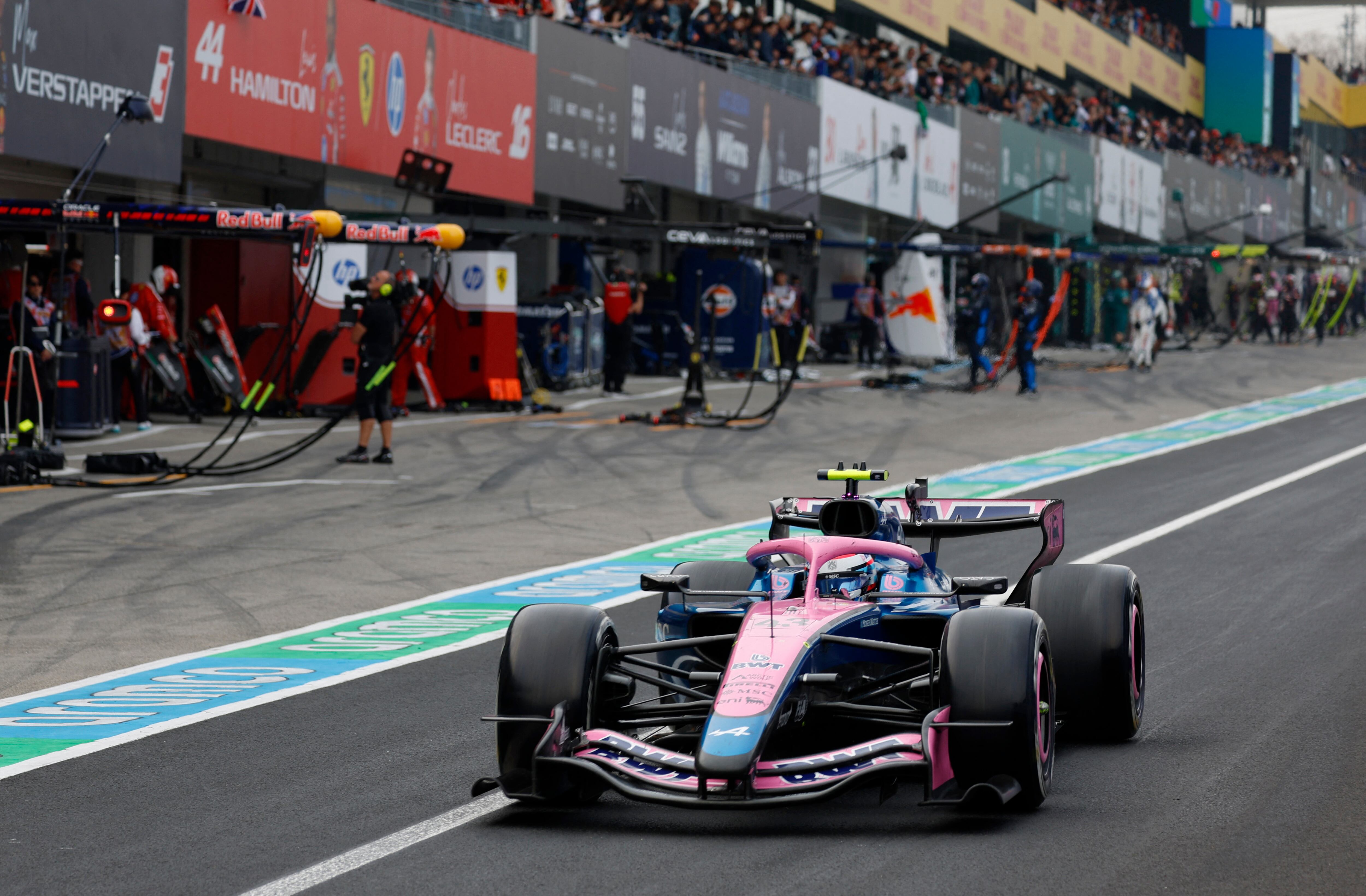 Colapinto en su salida de los boxes durante el GP de Japón (REUTERS/Franck Robichon)