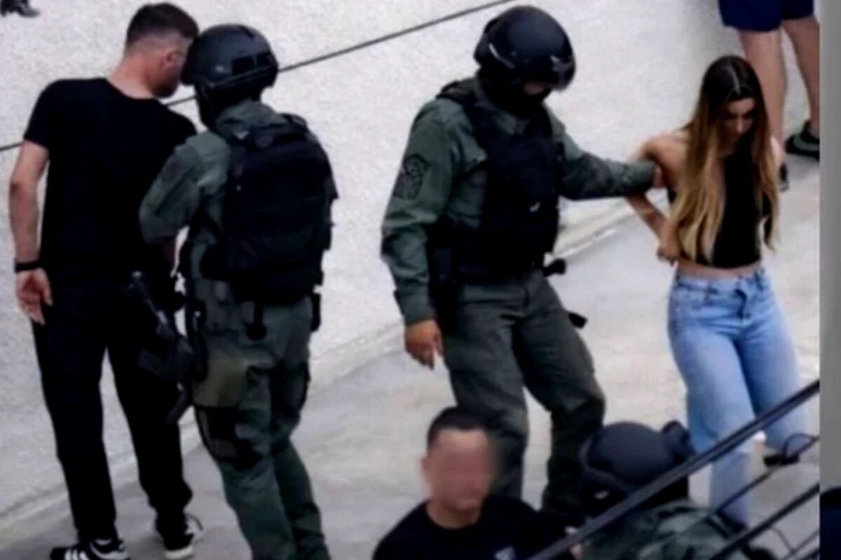 La policía presenta a varios individuos presuntamente vinculados a la red de seguridad de Sebastián Marset tras operativos en Santa Cruz de la Sierra.