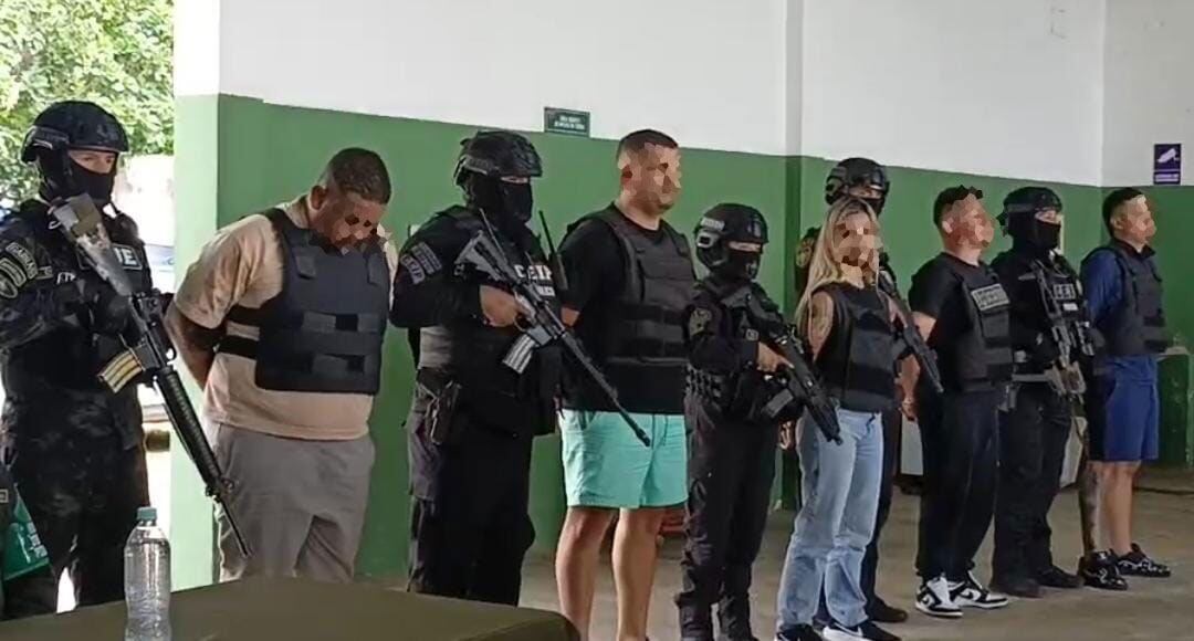La policía presenta a varios individuos presuntamente vinculados a la red de seguridad de Sebastián Marset tras operativos en Santa Cruz de la Sierra.