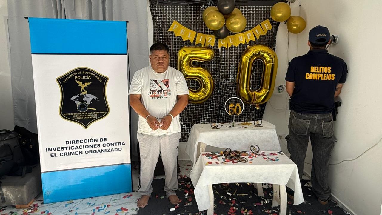 El confeti del festejo del cumple del líder ya había caído caundo lo arrestaron