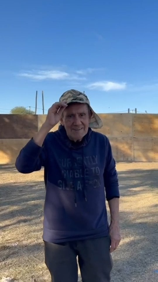 El folclore argentino, según Carabajal, cumple un rol testimonial al reflejar problemáticas sociales como la pobreza y la falta de agua en el interior del país